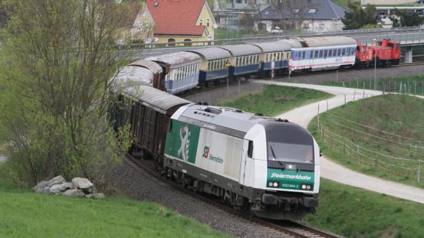 Mit einer Lok der Steiermarkbahn wurden die Fahrzeuge des Vereins nach NÖ gebracht