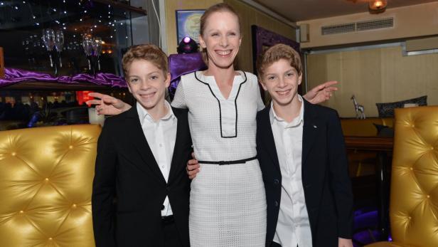 susanne wuest mit Zwillingen Schwarz… "Du bist nicht unsere Mutter!: Schauspielerin Susanne Wuest mit "ihren" Zwillingsbuben Elias und Lukas Schwarz