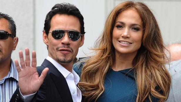 EPAepa02748347 US singer/actress Jennifer Lopez (R) and her husband, Puerto Rican-American singer Marc Anthony (L) attend the Hollywood Walk of Fame ceremony for British entertainment entrepreneur Simon Fuller in Hollywood, California, USA, 23 May 2011. T