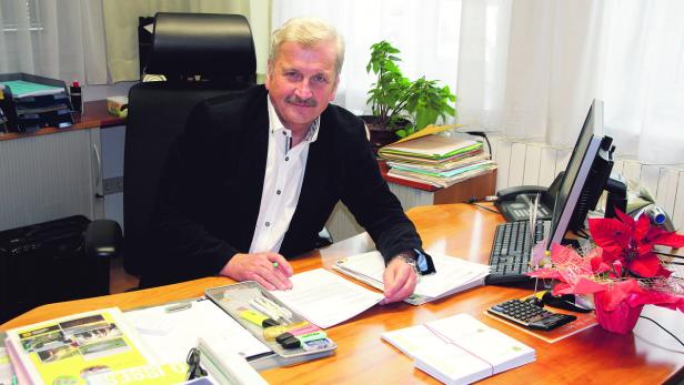 Bürgermeister Peter Hofinger möchte seinen Schreibtisch auch nach dem Parteiwechsel gern behalten