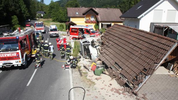 Klein-Lkw brachte Carport zum Einsturz