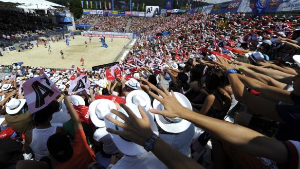 APA8695090 - 20072012 - KLAGENFURT - ÖSTERREICH: ZU APA-TEXT SI - Beach-Volleyball Grand-Slam-Turnier in Klagenfurt. Im Bild: Fans im Stadion, am Freitag 20. Juli 2012, in Klagenfurt. APA-FOTO: HARALD SCHNEIDER