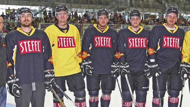 29 . 07 . 2013 Wien , Albert Schulz Eishalle , Eishockey UPC Vienna Capitals Trainingsauftakt , erstes Eistraining Tomy Samulsson , Mike Quellette , Mark Matheson , Niki Hatl , Kevin Puschnik ,Justin Fletscher , Dustin Sylvester Copyright DIENER / Georg Swoboda Marktgasse 3-7/4/5/21 A-1090 Wien Telefax +43 1 955 32 35 Mobil +43 676 629 98 51 BA-CA Bank Nr. 12000 Account Nr. 00712 223 783 e-mail: agentur@diener.at Datenbank: www.diener.at