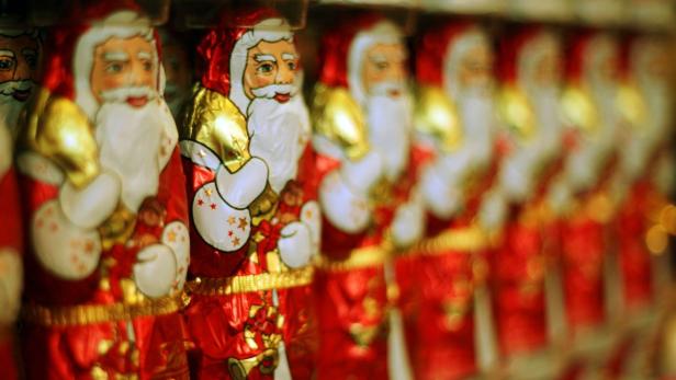 Verpackungskünstler: Auch ein Grund dafür: Schokolade und andere Süßigkeiten in spezieller Weihnachtsverpackung sind einer Stichprobe von deutschen Verbraucherschützern zufolge oft erheblich teurer. Preisaufschläge von bis zu 226 Prozent wurden festgestellt.