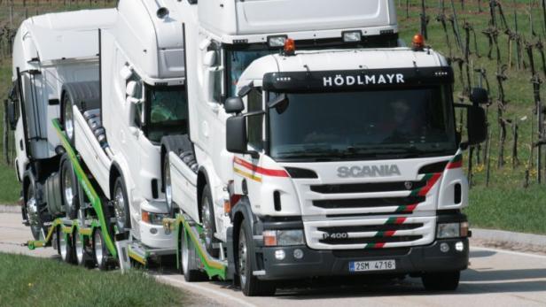 Ein LKW der Marke Scania transportiert auf einem Anhänger mehrere weitere LKW.