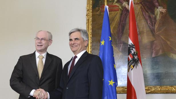 Ratspräsident Herman Van Rompuy und Bundeskanzler Werner Faymann eilen zu Geheim- gesprächen.