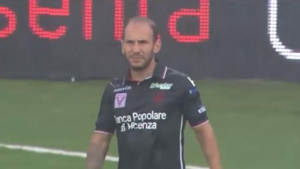 Ein Fußballspieler in einem schwarzen Trikot mit dem Schriftzug „Banca Popolare di Vicenza“.