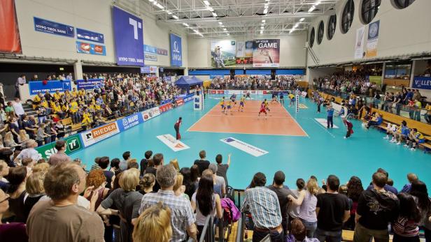 Bühne frei: Die Innsbrucker Volleyballer genießen im ersten Match der Best-of-seven-Finalserie gegen Meister Aich/Dob Heimvorteil.