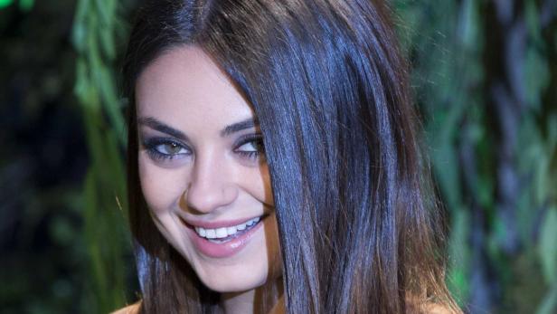 Actress Mila Kunis poses for photographers at the European premier of Oz: The Great and Powerful in London February 28, 2013. REUTERS/Neil Hall (BRITAIN - Tags: ENTERTAINMENT SOCIETY)
