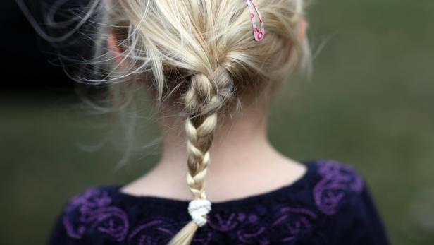 Der unbekannte Täter schnitt einem Mädchen die Haare ab (Symboldbild)