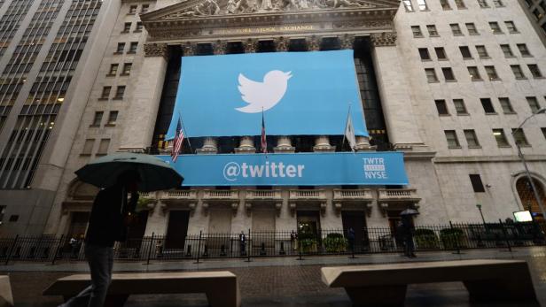 Die New Yorker Börse mit einem großen Twitter-Banner an der Fassade.