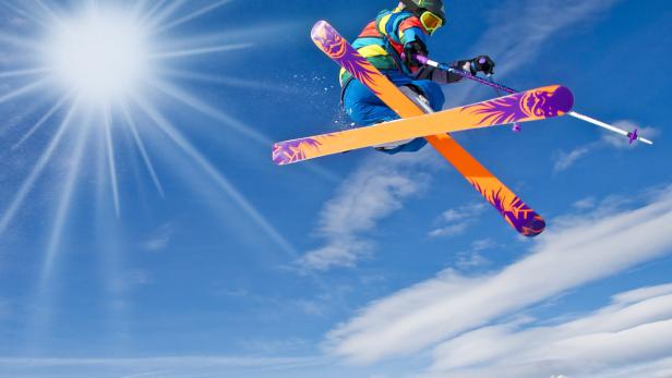 Um für den Skiurlaub gewappnet zu sein, braucht es vor allem Kraft, Beweglichkeit und Ausdauer. Mit der richtigen Vorbereitung macht man auf der Piste eine gute Figur. Acht einfache Übungen für das perfekte Ski-Workout: