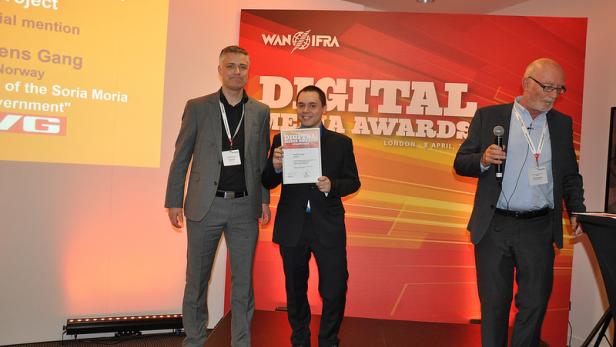 Drei Männer stehen auf einer Bühne bei den Digital Media Awards.
