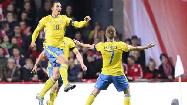 Zlatan Ibrahimović jubelt mit einem Mitspieler im schwedischen Nationaltrikot.