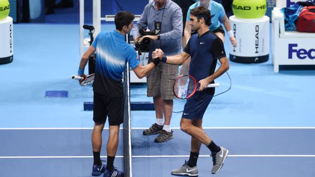Barclays ATP World Tour Finals Roger Federer (re.) ließ sich von seinem Rivalen Novak Djokovic gratulieren.