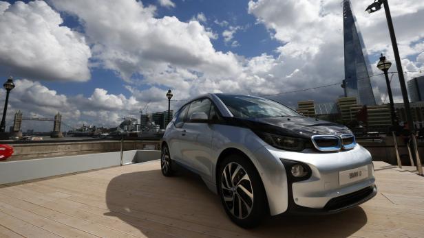 The new BMW i3 electric car is seen, with Tower Bridge (L) and the Shard building at rear, after it was unveiled at a ceremony in London, July 29, 2013. REUTERS/Andrew Winning (BRITAIN - Tags: TRANSPORT BUSINESS SCIENCE TECHNOLOGY)