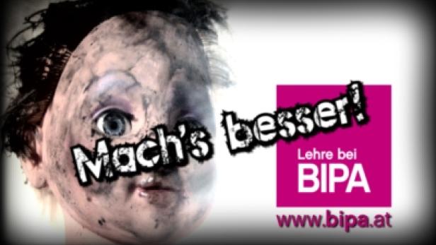 Eine beschmutzte Puppe mit der Aufschrift „Mach's besser! Lehre bei BIPA“.