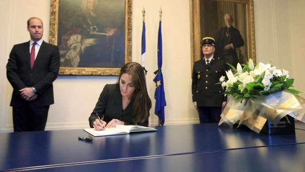 Herzogin Kate und Prinz William gedachten den Terror-Opfern von Paris.
