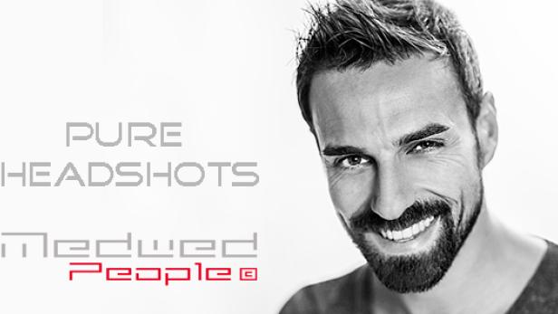 Ein Mann mit Bart lächelt in die Kamera.