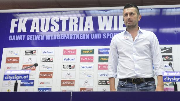 APA13269648-2 - 17062013 - WIEN - ÖSTERREICH: ZU APA-TEXT SI - Der neue Trainer Nenad Bjelica am Montag, 17. Juni 2013, anl. einer PK des FK Austria Wien in der Generali-Arena in Wien. APA-FOTO: HELMUT FOHRINGER