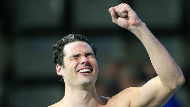 epa03806712 Christian Sprenger of Australia celebrates after winning in the men&#039;s 100m Breaststroke Final at the 15th FINA Swimming World Championships at Palau Sant Jordi arena in Barcelona, Spain, 29 July 2013. EPA/Andreu Dalmau