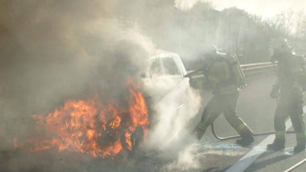 Zwei Pkw Raub der Flammen