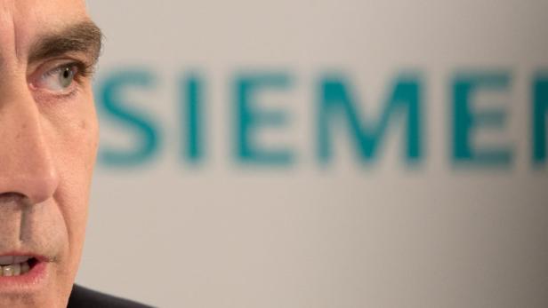 Ein Mann vor dem unscharfen Siemens-Logo.