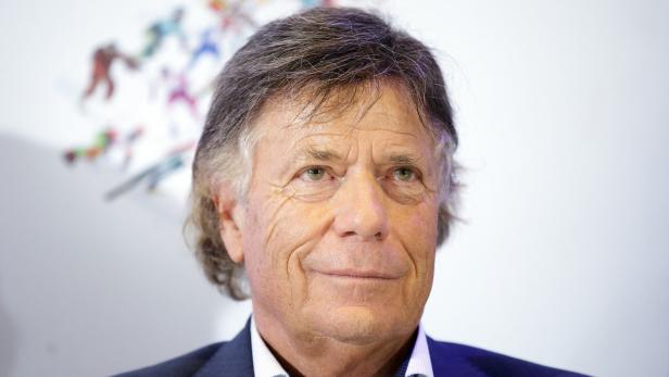 Nahaufnahme eines Mannes mit grau meliertem Haar und einem leichten Lächeln.