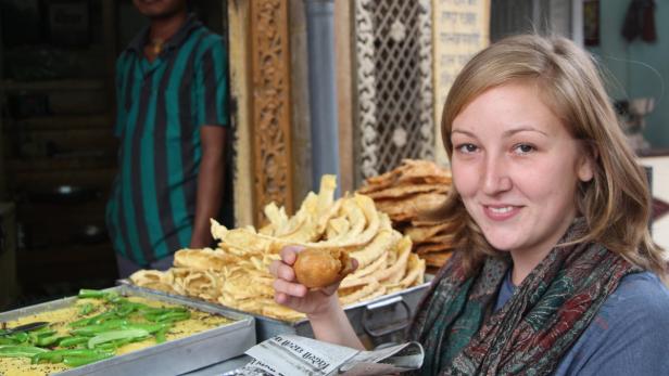 Olivia Herzog beim Genießen von Street-Food auf Jaisalmers Straßen in Indien