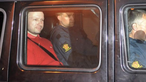 Wollte sich an Opfer-Angehörige wenden: Der rechtsradikale Attentäter Anders Behring Breivik, hier unterwegs zu seiner ersten Anhörung Ende Juli. Breivik: "Bin Ritter des Widerstands"