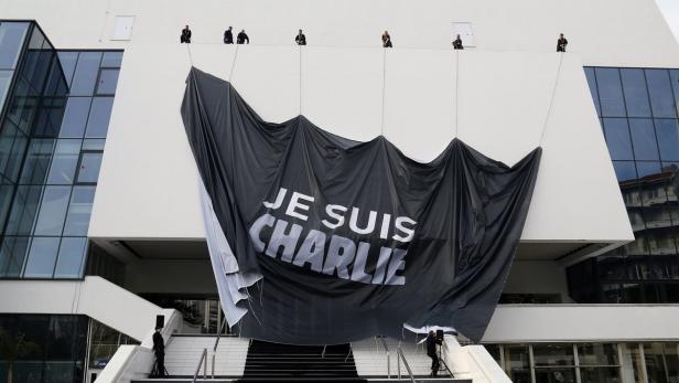 Ein Transparent mit dem Schriftzug &quot;Je suis Charlie&quot; wurde am Festivalpalast in Cannes aufgezogen.