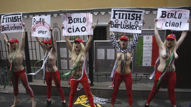 Berlusconis Abgang lässt viele feiern ( im Bild ukrainische Femen-Aktivistinnen ). Italiens Schuldendienst wird vorerst aber nicht billiger. Rekordzinsen trotz Berlusconis Abgang