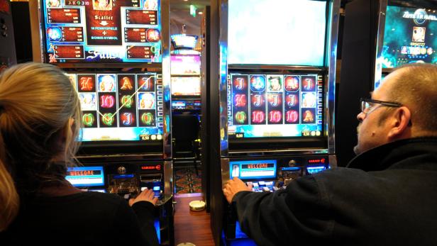 Glücksspiel, Alkohol, Nikotin: Was Verbote bringen