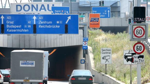 Verkehrsschilder weisen auf die A23 Richtung Graz, Budapest und Kaisermühlen hin; Stauwarnung ist aktiv.