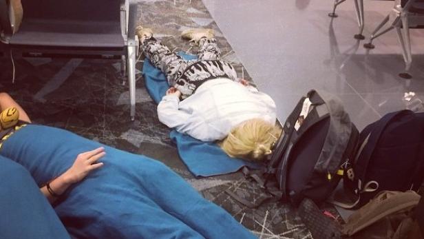 Menschen, die auf Flughäfen schlafen