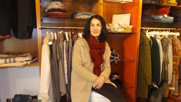 Boutique-Besitzerin M. Schatz hofft auf einen Wetterumschwung, damit sie Wintermäntel verkauft.