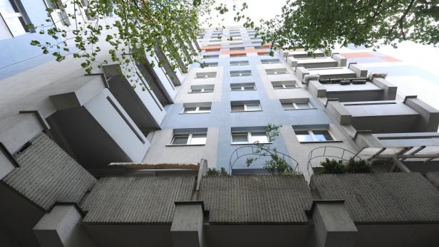 Der Bub stürzte aus einem Fenster im 12. Stock des Wohngebäudes in der Jedlersdorfer Straße.