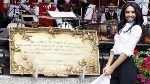Klasses Taferl: Conchita Wurst enthüllte im September die Ehrentafel für den Sieg beim Song Contest – in Bad Mitterndorf wurde aber noch kein Platz dafür gefunden