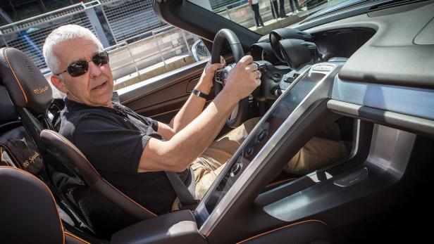 Ein Mann mit Sonnenbrille sitzt am Steuer eines Porsche 918 Spyder.
