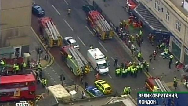 Ein Überblick über eine Straßenszene in London mit Feuerwehrfahrzeugen und Rettungskräften.
