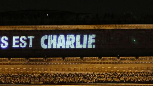 Im Zeichen der Solidarität: Der Triumphbogen im Zentrum von Paris.