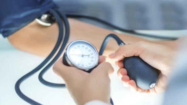 Blutdruck wird mit Blutdruckmanschette am Arm gemessen