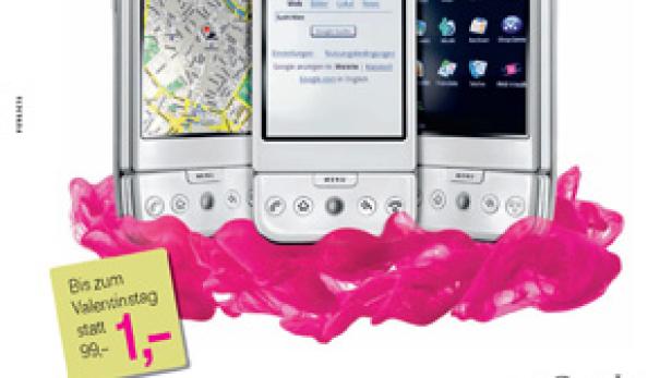 Drei T-Mobile G1 Smartphones mit verschiedenen Anwendungen, umgeben von rosa Blütenblättern.