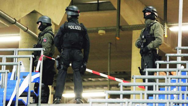 Polizisten räumen die HDI-Arena in Hannover – die Bedrohung war konkret, sagen die Behörden.
