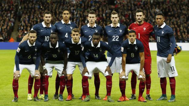 Die französische Fußballnationalmannschaft posiert für ein Mannschaftsfoto auf dem Rasen.