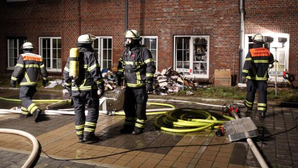 Einsatzkräfte der Feuerwehr an der Rückseite des Gebäudes der &quot;Hamburger Morgenpost&quot; in Hamburg