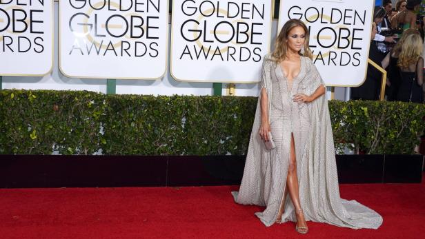 Wer noch am Red Carpet glänzte Glamour pur: Mit der wohl glänzendsten Robe betritt dieses Jahr Jennifer Lopez den roten Teppich der 72 Annual Golden Globe Awards beim Beverly Hilton Hotel.