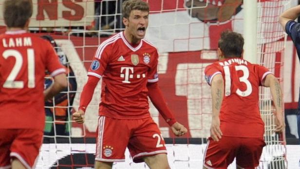 Die Freude nach dem vorentscheidenden Moment: Thomas Müller (mi.) drehte die Partie zu Gunsten der Münchner Bayern.