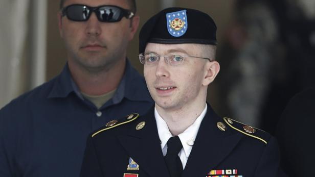 U.S. Army Private First Class Bradley Manning (C) departs the courthouse at Fort Meade, Maryland July 30, 2013. A military judge on Tuesday found Manning not guilty of aiding the enemy - the most serious charge among many he faced for handing over documents to WikiLeaks. But Col. Denise Lind, in her verdict, found Manning, 25, guilty of 19 of the other 20 criminal counts in the biggest breach of classified information in the nation&#039;s history. REUTERS/Gary Cameron (UNITED STATES - Tags: CRIME LAW MILITARY POLITICS TPX IMAGES OF THE DAY)
