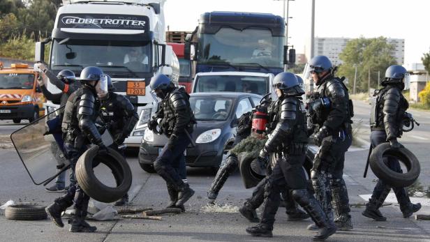 Polizisten räumen Straßenblockaden – aber gegen alle Proteste kommen sie nicht an